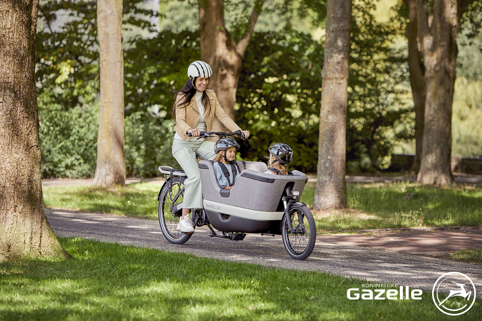 Mor med 2 børn på Gazelle Makki el ladcykel